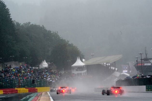 FORMULA 1 ROLEX BELGIAN GRAND PRIX 2021 29.08.2021, Circuit de Spa-Francorchamps, Spa-Franchorchamps, FORMULA 1 ROLEX BELGIAN GRAND PRIX 2021 , im Bild Die Fahrzeuge fahren Richtung Eau-Rouge an den Zuschauern vorbei.