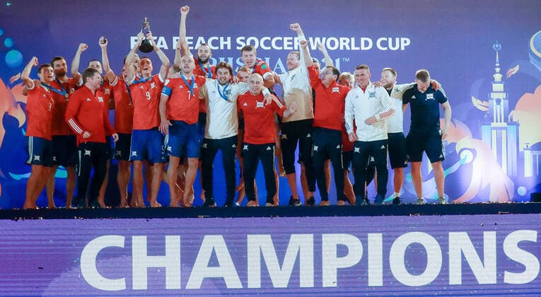 Bilder des Jahres 2021, Sport 08. August Sport Themen der Woche KW34 Sport Bilder des Tages MOSCOW, RUSSIA - AUGUST 29, 2021: 1st placed, Russia s players celebrate during an award ceremony at the 2021 FIFA Beach Soccer World Cup at Luzhniki Beach Soccer Stadium. Sergei Fadeichev TASS  TS10E2AE