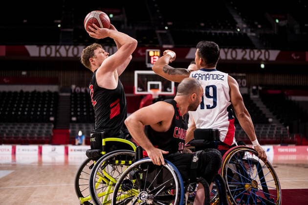 Tokyo 2020 Paralympic Games (Rollstuhlbasketball), 30.08.2021 TOKYO, JAPAN 30. August - Rollstuhlbasketball, Kolumbien - Kanada Herren, an Tag 6 der Tokyo 2020 Paralympic Games am 30.08.2021 in der Ariake Arena in Tokyo Japan. Patrick Anderson ( 12, Kanada), Jhon Edison Hernandez Villamizar ( 19, Kolumbien) Copyright: xBEAUTIFULxSPORTS Wunderlx