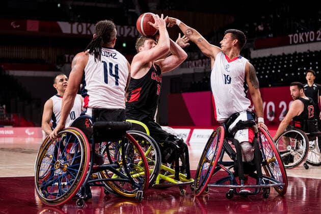 Tokyo 2020 Paralympic Games (Rollstuhlbasketball), 30.08.2021 TOKYO, JAPAN 30. August - Rollstuhlbasketball, Kolumbien - Kanada Herren, an Tag 6 der Tokyo 2020 Paralympic Games am 30.08.2021 in der Ariake Arena in Tokyo Japan. Daniel Leonardo Diaz Torres ( 14, Kolumbien), Patrick Anderson ( 12, Kanada), Jhon Edison Hernandez Villamizar ( 19, Kolumbien) Copyright: xBEAUTIFULxSPORTS Wunderlx