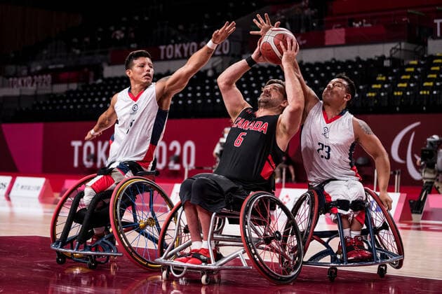 Tokyo 2020 Paralympic Games (Rollstuhlbasketball), 30.08.2021 TOKYO, JAPAN 30. August - Rollstuhlbasketball, Kolumbien - Kanada Herren, an Tag 6 der Tokyo 2020 Paralympic Games am 30.08.2021 in der Ariake Arena in Tokyo Japan. Jhon Edison Hernandez Villamizar ( 19, Kolumbien), Robert Hedges ( 6, Kanada), Jhoan Sebastian Vargas Ortega ( 23, Kolumbien) Copyright: xBEAUTIFULxSPORTS Wunderlx