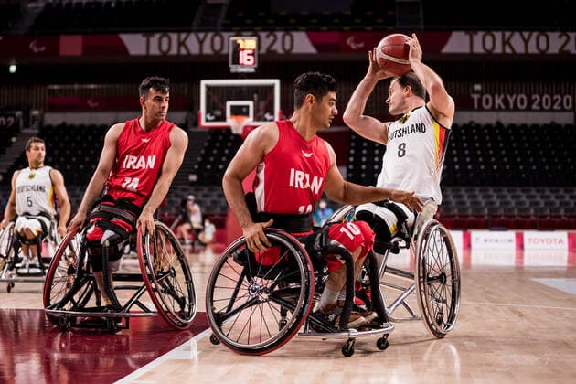 Tokyo 2020 Paralympic Games (Rollstuhlbasketball), 30.08.2021 TOKYO, JAPAN 30. August - Rollstuhlbasketball, Deutschland - Iran Herren, an Tag 6 der Tokyo 2020 Paralympic Games am 30.08.2021 in der Ariake Arena in Tokyo Japan. Mohammad Mohammad Nezhad ( 10, Iran), Andre Bienek ( 8, Deutschland) Copyright: xBEAUTIFULxSPORTS Wunderlx