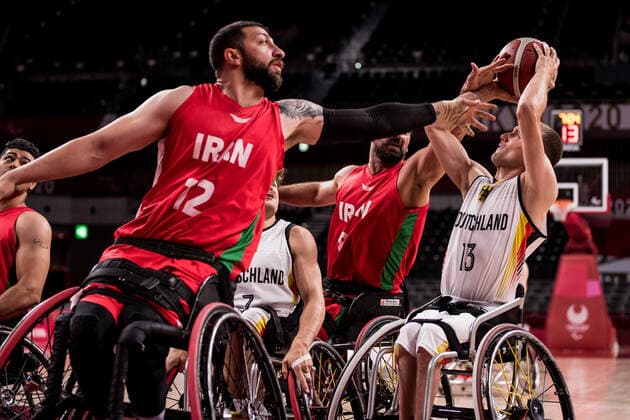 Tokyo 2020 Paralympic Games (Rollstuhlbasketball), 30.08.2021 TOKYO, JAPAN 30. August - Rollstuhlbasketball, Deutschland - Iran Herren, an Tag 6 der Tokyo 2020 Paralympic Games am 30.08.2021 in der Ariake Arena in Tokyo Japan. Mohammadhassan Sayari ( 12, Iran), Thomas Boehme ( 13, Deutschland) Copyright: xBEAUTIFULxSPORTS Wunderlx