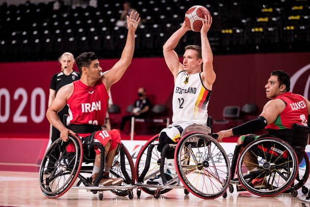 Tokyo 2020 Paralympic Games (Rollstuhlbasketball), 30.08.2021 TOKYO, JAPAN 30. August - Rollstuhlbasketball, Deutschland - Iran Herren, an Tag 6 der Tokyo 2020 Paralympic Games am 30.08.2021 in der Ariake Arena in Tokyo Japan. Mohammad Mohammad Nezhad ( 10, Iran), Jens Albrecht ( 12, Deutschland) Copyright: xBEAUTIFULxSPORTS Wunderlx