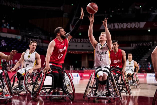 Tokyo 2020 Paralympic Games (Rollstuhlbasketball), 30.08.2021 TOKYO, JAPAN 30. August - Rollstuhlbasketball, Deutschland - Iran Herren, an Tag 6 der Tokyo 2020 Paralympic Games am 30.08.2021 in der Ariake Arena in Tokyo Japan. Mohammadhassan Sayari ( 12, Iran), Jan Sadler ( 11, Deutschland) Copyright: xBEAUTIFULxSPORTS Wunderlx