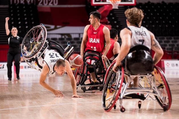 Tokyo 2020 Paralympic Games (Rollstuhlbasketball), 30.08.2021 TOKYO, JAPAN 30. August - Rollstuhlbasketball, Deutschland - Iran Herren, an Tag 6 der Tokyo 2020 Paralympic Games am 30.08.2021 in der Ariake Arena in Tokyo Japan. Thomas Boehme ( 13, Deutschland) fliegt nach Foul von Mojtaba Kamali ( 14, Iran) Copyright: xBEAUTIFULxSPORTS Wunderlx