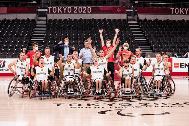 Tokyo 2020 Paralympic Games (Rollstuhlbasketball), 30.08.2021 TOKYO, JAPAN 30. August - Rollstuhlbasketball, Deutschland - Iran Herren, an Tag 6 der Tokyo 2020 Paralympic Games am 30.08.2021 in der Ariake Arena in Tokyo Japan. Dritte Reihe: Eike Goessling (Teammanager), Martin Kluck (Co-Trainer) Bundestrainer Nicolai Zeltinger (GER), Sascha Kluge (Teamarzt), Baerbel Boergel (Physioterapeutin), Joseph Bestwick ( 15, Deutschland), Jens Albrecht ( 12, Deutschland) Zweite Reihe: Andre Bienek ( 8, Deutschland), Aliaksandr Halouski ( 14, Deutschland), Jan Sadler ( 11, Deutschland), Aliaksandr Halouski ( 14, Deutschland), Jan Haller ( 10, Deutschland), Thomas Boehme ( 13, Deutschland) Erste Reihe: Philip Schorp ( 4, Deutschland), Nico Dreimueller ( 5, Deutschland), Tobias Hell ( 9, Deutschland), Christopher Huber ( 7, Deutschland) Copyright: xBEAUTIFULxSPORTS Wunderlx