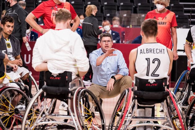Tokyo 2020 Paralympic Games (Rollstuhlbasketball), 30.08.2021 TOKYO, JAPAN 30. August - Rollstuhlbasketball, Deutschland - Iran Herren, an Tag 6 der Tokyo 2020 Paralympic Games am 30.08.2021 in der Ariake Arena in Tokyo Japan. Nicolai Zeltinger (Head Coach Deutschland) im Teamkreis nach dem Spiel Copyright: xBEAUTIFULxSPORTS Wunderlx