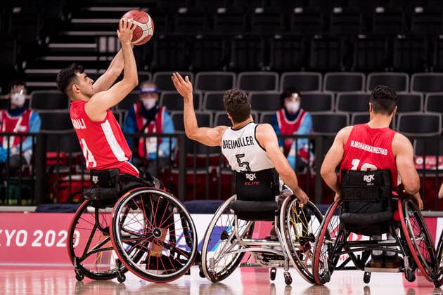Tokyo 2020 Paralympic Games (Rollstuhlbasketball), 30.08.2021 TOKYO, JAPAN 30. August - Rollstuhlbasketball, Deutschland - Iran Herren, an Tag 6 der Tokyo 2020 Paralympic Games am 30.08.2021 in der Ariake Arena in Tokyo Japan. Mojtaba Kamali ( 14, Iran), Nico Dreimueller ( 5, Deutschland) Copyright: xBEAUTIFULxSPORTS Wunderlx