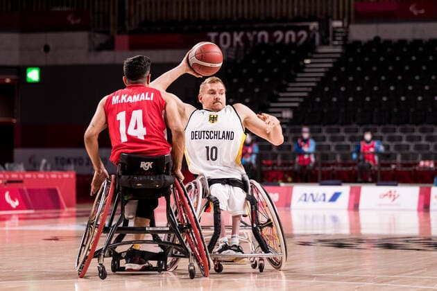 Tokyo 2020 Paralympic Games (Rollstuhlbasketball), 30.08.2021 TOKYO, JAPAN 30. August - Rollstuhlbasketball, Deutschland - Iran Herren, an Tag 6 der Tokyo 2020 Paralympic Games am 30.08.2021 in der Ariake Arena in Tokyo Japan. Mojtaba Kamali ( 14, Iran), Jan Haller ( 10, Deutschland) Copyright: xBEAUTIFULxSPORTS Wunderlx