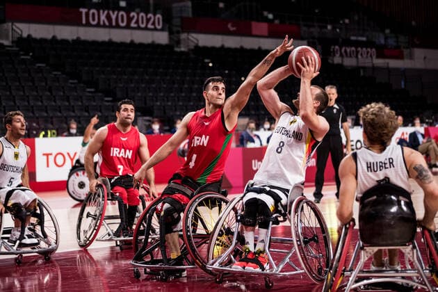 Tokyo 2020 Paralympic Games (Rollstuhlbasketball), 30.08.2021 TOKYO, JAPAN 30. August - Rollstuhlbasketball, Deutschland - Iran Herren, an Tag 6 der Tokyo 2020 Paralympic Games am 30.08.2021 in der Ariake Arena in Tokyo Japan. Mojtaba Kamali ( 14, Iran), Andre Bienek ( 8, Deutschland) Copyright: xBEAUTIFULxSPORTS Wunderlx