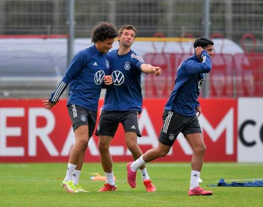 Sport Themen der Woche KW35 Sport Bilder des Tages 30.08.2021, Fussball WM-Qualifikation 2021 22 Gruppe J, Training im GAZI-Stadion Stuttgart, vor dem DFB-Länderspiel Liechtenstein - Deutschland in St. Gallen. Leroy Sane (Deutschland) und Thomas Müller (Deutschland) albern herum