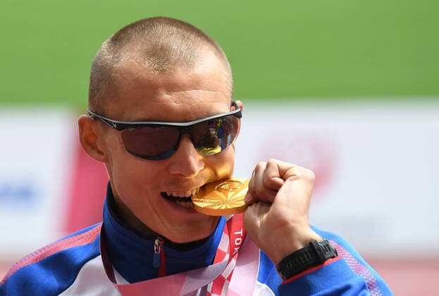 6637984 31.08.2021 Gold medalist Russian Paralympic Committee s Anton Kuliatin poses during the awarding ceremony for the men s 1500m T13 final during the athletics event at the Tokyo 2020 Paralympic Games at Olympic Stadium, in Tokyo, Japan. Ilya Pitalev Sputnik Japan Paralympics 2020 Athletics  8d72b7dbaa83c076