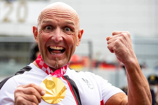 Bilder des Jahres 2021, Sport 08. August Sport Themen der Woche KW35 Sport Bilder des Tages PARALYMPICS - Paralympic Summer Games Tokyo 2020 TOKYO,JAPAN,31.AUG.21 - PARALYMPICS, CYCLING ROAD - Paralympic Summer Games Tokyo 2020, Men, time trial, medal ceremony. Image shows the rejoicing of Walter Ablinger (AUT). Keywords: medal.  GEPAxpictures xMaticxKlansek