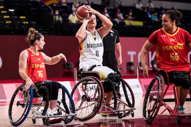 Tokyo 2020 Paralympic Games (Rollstuhlbasketball), 31.08.2021 TOKYO, JAPAN 31. August - Rollstuhlbasketball, Viertelfinale Deutschland gegen Spanien Damen, an Tag 7 der Tokyo 2020 Paralympic Games am 31.08.2021 in der Ariake Arena in Tokyo Japan. Almudena Montiel ( 15, Spanien), Katharina Lang ( 8, Deutschland) Copyright: xBEAUTIFULxSPORTS Wunderlx