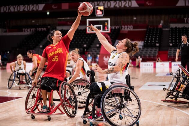 Tokyo 2020 Paralympic Games (Rollstuhlbasketball), 31.08.2021 TOKYO, JAPAN 31. August - Rollstuhlbasketball, Viertelfinale Deutschland gegen Spanien Damen, an Tag 7 der Tokyo 2020 Paralympic Games am 31.08.2021 in der Ariake Arena in Tokyo Japan. Isabel De Jesus Lopez ( 55, Spanien), Maya Lindholm ( 11, Deutschland) Copyright: xBEAUTIFULxSPORTS Wunderlx
