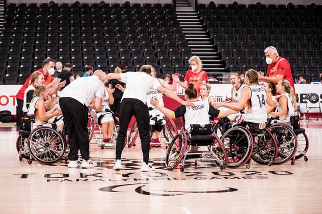 Tokyo 2020 Paralympic Games (Rollstuhlbasketball), 31.08.2021 TOKYO, JAPAN 31. August - Rollstuhlbasketball, Viertelfinale Deutschland gegen Spanien Damen, an Tag 7 der Tokyo 2020 Paralympic Games am 31.08.2021 in der Ariake Arena in Tokyo Japan. Teamkreis der deutschen Damen auf dem Paralympics Logo nach dem Sieg Copyright: xBEAUTIFULxSPORTS Wunderlx