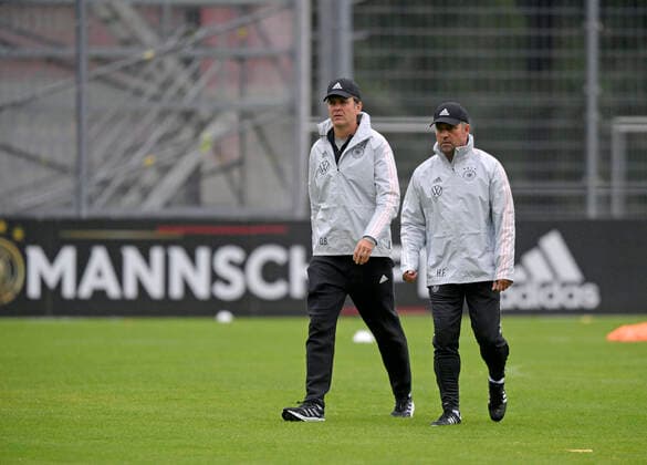 30.08.2021, Fussball WM-Qualifikation 2021 22 Gruppe J, Erstes Training von bundestrainer Hans Flick im Kickers-Trainingscenter Stuttgart, vor dem DFB-Länderspiel Liechtenstein - Deutschland in St. Gallen. v.li: Manager Oliver Bierhoff (Deutschland) und Bundestrainer Hans Flick (Deutschland).