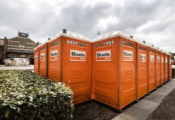 ZANDVOORT - Temporary toilets at Zandvoort station. At the beginning of September, the Formula 1 race Dutch Grand Prix Zandvoort will be held at Circuit Zandvoort. REMKO DE WAAL xVIxANPxSportx xxANPxIVx