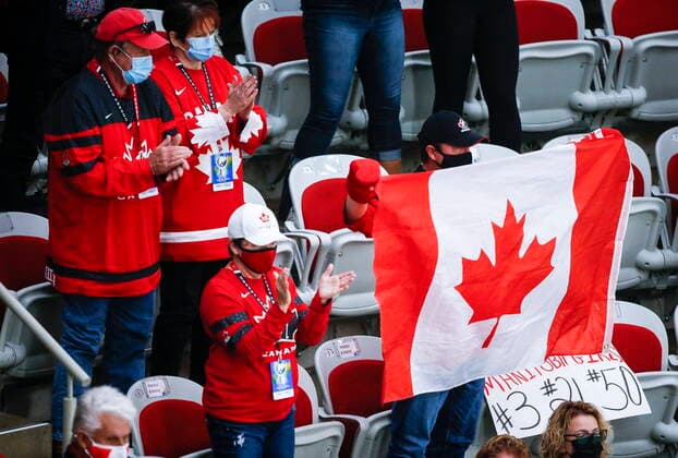 August 31, 2021, Calgary, ab, Canada: Family members cheer on Team Canada prior to first period gold medal final IIHF Women s World Championship, WM, Weltmeisterschaft hockey action against the United States in Calgary, Tuesday, Aug. 31, 2021. Canada News - August 31, 2021 - ZUMAc35_ 20210831_zaf_c35_065 Copyright: xJeffxMcintoshx