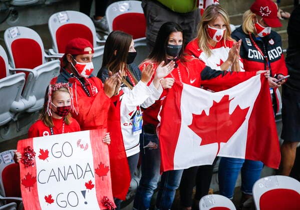 August 31, 2021, Calgary, ab, Canada: Family members cheer on Team Canada prior to first period gold medal final IIHF Women s World Championship, WM, Weltmeisterschaft hockey action against the United States in Calgary, Tuesday, Aug. 31, 2021. Canada News - August 31, 2021  - ZUMAc35_ 20210831_zaf_c35_066 Copyright: xJeffxMcintoshx