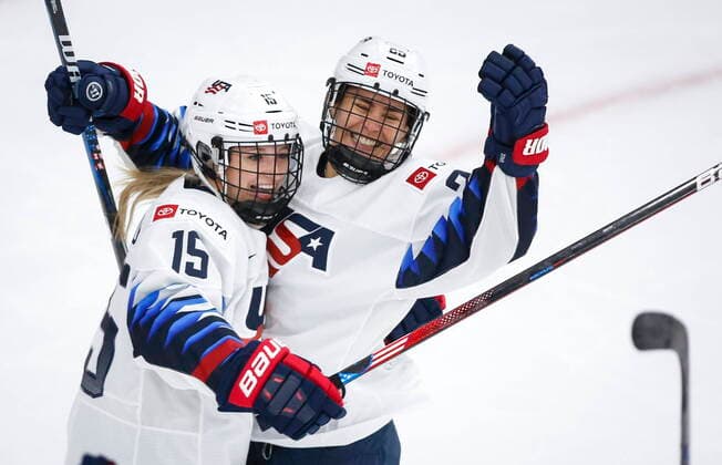 August 31, 2021, Calgary, ab, Canada: Alex Carpenter, right, of the United States, celebrates her goal with teammate Savannah Harmon during first period gold medal final IIHF Women s World Championship, WM, Weltmeisterschaft hockey action against Canada in Calgary, Tuesday, Aug. 31, 2021. Alex Carpenter, Savannah Harmon, - ZUMAc35_ 20210831_zaf_c35_070 Copyright: xJeffxMcintoshx