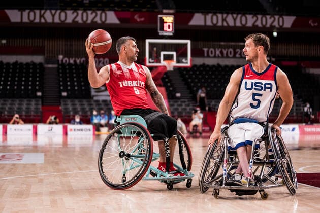 Tokyo 2020 Paralympic Games (Rollstuhlbasketball), 01.09.2021 TOKYO, JAPAN 01. September - Rollstuhlbasketball, Viertelfinale USA gegen Tuerkei Herren, an Tag 8 der Tokyo 2020 Paralympic Games am 01.09.2021 in der Ariake Arena in Tokyo Japan. Oezguer Guerbulak ( 5, Tuerkei), Michael Paye ( 5, USA) Copyright: xBEAUTIFULxSPORTS Wunderlx