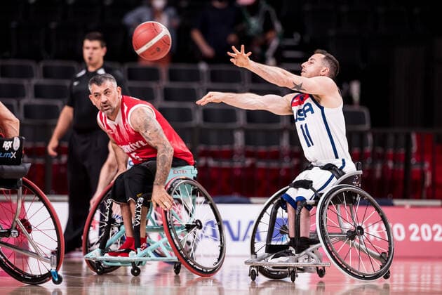 Tokyo 2020 Paralympic Games (Rollstuhlbasketball), 01.09.2021 TOKYO, JAPAN 01. September - Rollstuhlbasketball, Viertelfinale Tuerkei gegen USA Herren, an Tag 8 der Tokyo 2020 Paralympic Games am 01.09.2021 in der Ariake Arena in Tokyo Japan. Oezguer Guerbulak ( 5, Tuerkei), Steven Serio ( 11, USA) Copyright: xBEAUTIFULxSPORTS Wunderlx