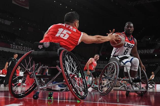 6639120 01.09.2021 Turkey s Selim Sayak, left, and Brian Bell, of the United States, struggle for the ball during the men s wheelchair basketball quarterfinal match between Turkey and the United States at the Tokyo 2020 Paralympic Games at Ariake Arena in Tokyo, Japan. Pavel Bednyakov Sputnik Japan Paralympics 2020 Wheelchair Basketball Men Turkey - USA  9467f266011a7b26