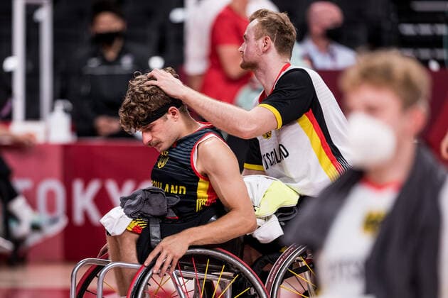 Tokyo 2020 Paralympic Games (Rollstuhlbasketball), 01.09.2021 TOKYO, JAPAN 01. September - Rollstuhlbasketball, Viertelfinale Spanien gegen Deutschland Herren, an Tag 8 der Tokyo 2020 Paralympic Games am 01.09.2021 in der Ariake Arena in Tokyo Japan. Jan Sadler ( 11, Deutschland) troestet Christopher Huber ( 7, Deutschland) nach der Niederlage Copyright: xBEAUTIFULxSPORTS Wunderlx