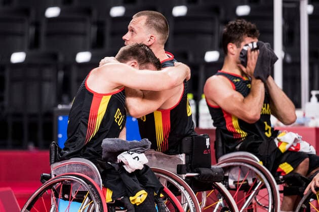 Tokyo 2020 Paralympic Games (Rollstuhlbasketball), 01.09.2021 TOKYO, JAPAN 01. September - Rollstuhlbasketball, Viertelfinale Spanien gegen Deutschland Herren, an Tag 8 der Tokyo 2020 Paralympic Games am 01.09.2021 in der Ariake Arena in Tokyo Japan. Andre Bienek ( 8, Deutschland) troestet Jens Albrecht ( 12, Deutschland) Copyright: xBEAUTIFULxSPORTS Wunderlx