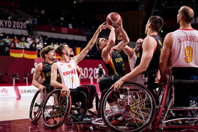 Tokyo 2020 Paralympic Games (Rollstuhlbasketball), 01.09.2021 TOKYO, JAPAN 01. September - Rollstuhlbasketball, Viertelfinale Spanien gegen Deutschland Herren, an Tag 8 der Tokyo 2020 Paralympic Games am 01.09.2021 in der Ariake Arena in Tokyo Japan. Francisco Sanchez Lara ( 8, Spanien), Jens Albrecht ( 12, Deutschland) Copyright: xBEAUTIFULxSPORTS Wunderlx
