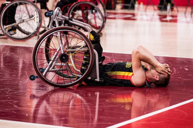 Sport Themen der Woche KW35 Sport Bilder des Tages Tokyo 2020 Paralympic Games (Rollstuhlbasketball), 01.09.2021 TOKYO, JAPAN 01. September - Rollstuhlbasketball, Viertelfinale Spanien gegen Deutschland Herren, an Tag 8 der Tokyo 2020 Paralympic Games am 01.09.2021 in der Ariake Arena in Tokyo Japan. Thomas Boehme ( 13, Deutschland) liegt nach der Niederlage auf dem Boden Copyright: xBEAUTIFULxSPORTS Wunderlx