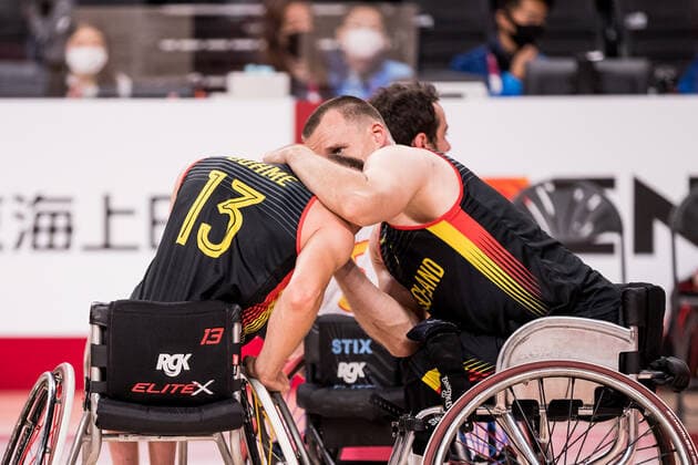 Tokyo 2020 Paralympic Games (Rollstuhlbasketball), 01.09.2021 TOKYO, JAPAN 01. September - Rollstuhlbasketball, Viertelfinale Spanien gegen Deutschland Herren, an Tag 8 der Tokyo 2020 Paralympic Games am 01.09.2021 in der Ariake Arena in Tokyo Japan. Andre Bienek ( 8, Deutschland) troestet Thomas Boehme ( 13, Deutschland) nach der Niederlage Copyright: xBEAUTIFULxSPORTS Wunderlx