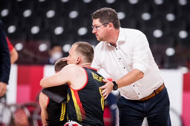 Tokyo 2020 Paralympic Games (Rollstuhlbasketball), 01.09.2021 TOKYO, JAPAN 01. September - Rollstuhlbasketball, Viertelfinale Spanien gegen Deutschland Herren, an Tag 8 der Tokyo 2020 Paralympic Games am 01.09.2021 in der Ariake Arena in Tokyo Japan. Nicolai Zeltinger (Head Coach Deutschland), Thomas Boehme ( 13, Deutschland), Andre Bienek ( 8, Deutschland) nach der Niederlage Copyright: xBEAUTIFULxSPORTS Wunderlx