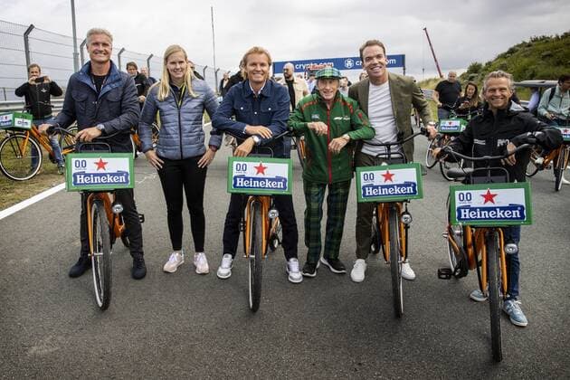 ZANDVOORT - David Coulthard, Beitske Visser, Nico Rosberg, Sir Jackie Stewart, Robert Doornbos and Jan Lammers (lr) pose during a bike ride on the circuit. For the first time in 36 years, the Formula 1 race Dutch Grand Prix Zandvoort will be held at Circuit Zandvoort. ANP VINCENT JANNINK xVIxANPxSportx xxANPxIVx