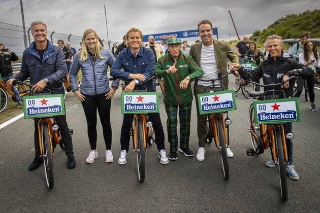 ZANDVOORT - David Coulthard, Beitske Visser, Nico Rosberg, Sir Jackie Stewart, Robert Doornbos and Jan Lammers (lr) pose during a bike ride on the circuit. For the first time in 36 years, the Formula 1 race Dutch Grand Prix Zandvoort will be held at Circuit Zandvoort. ANP VINCENT JANNINK xVIxANPxSportx xxANPxIVx
