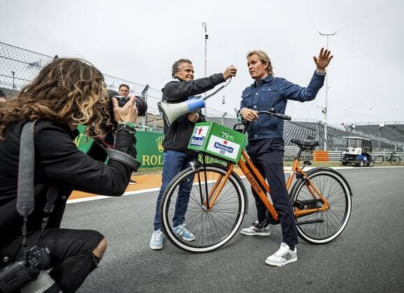 ZANDVOORT - Jan Lammers interviews Nico Rosberg on his bike during a press conference, PK, Pressekonferenz For the first time in 36 years, the Formula 1 race Dutch Grand Prix Zandvoort will be held at Circuit Zandvoort. REMKO DE WAAL xVIxANPxSportx xxANPxIVx