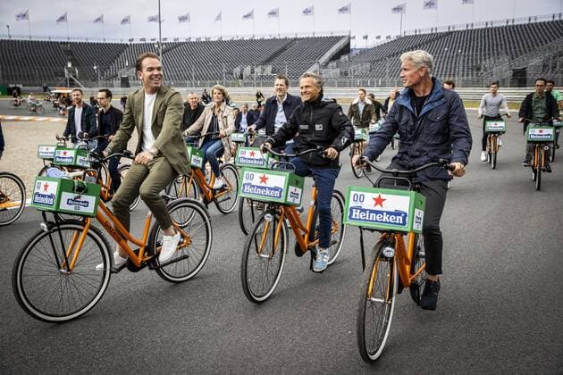 ZANDVOORT - Robert Doornbos, Jan Lammers and David Coulthard (lr) are cycling around the circuit. For the first time in 36 years, the Formula 1 race Dutch Grand Prix Zandvoort will be held at Circuit Zandvoort. ANP VINCENT JANNINK xVIxANPxSportx xxANPxIVx