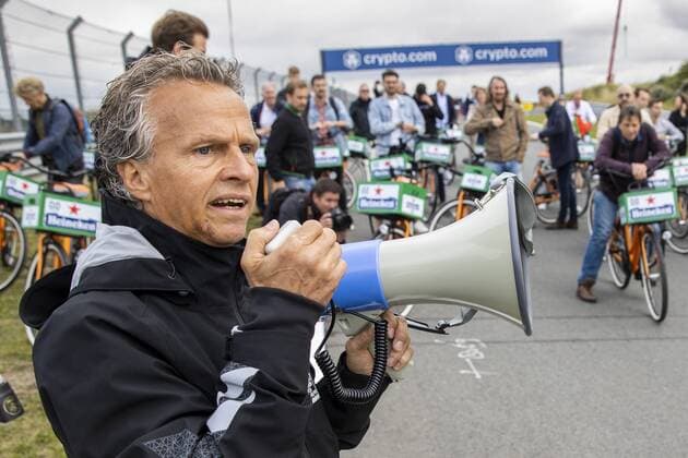 ZANDVOORT - Jan Lammers explains the renovated circuit during a bike ride around the circuit. For the first time in 36 years, the Formula 1 race Dutch Grand Prix Zandvoort will be held at Circuit Zandvoort. ANP VINCENT JANNINK xVIxANPxSportx xxANPxIVx