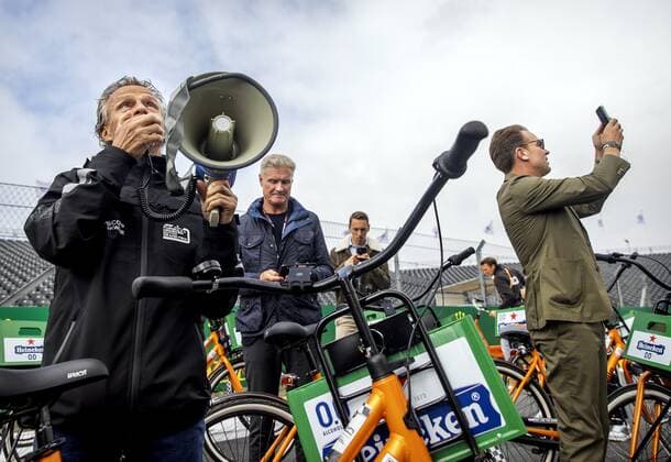 ZANDVOORT - Jan Lammers, David Coulthard and Robert Doornbos cycle over the circuit. For the first time in 36 years, the Formula 1 race Dutch Grand Prix Zandvoort will be held at Circuit Zandvoort. KOEN VAN WEEL xVIxANPxSportx xxANPxIVx