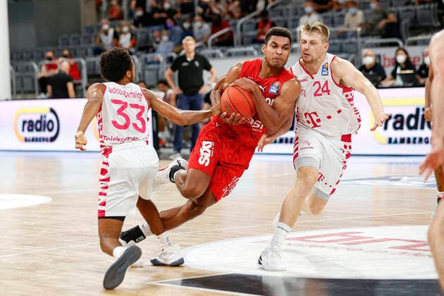 Sport Bilder des Tages Mitte Kenneth Ogbe (Brose Bamberg, 25) links 33 Parker Jackson-Cartwright (Telekom Baskets Bonn) rechts 24 Tim Hasbargen (Telekom Baskets Bonn) Brose Bamberg - Telekom Baskets Bonn - easyCredit-BBL - Basketball Bundesliga - Basketball Saison 2021 22 Testspiel Vorbereitungsspiel, 01.09.2021 Bamberg, Brose Arena Copyright: DanielxLöb