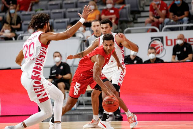 Mitte Kenneth Ogbe (Brose Bamberg, 25) links 20 Jeremy Morgan (Telekom Baskets Bonn) Brose Bamberg - Telekom Baskets Bonn - easyCredit-BBL - Basketball Bundesliga - Basketball Saison 2021 22 Testspiel Vorbereitungsspiel, 01.09.2021 Bamberg, Brose Arena Copyright: DanielxLöb