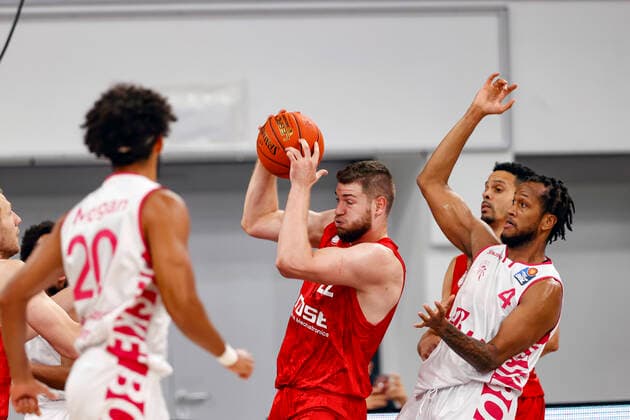 Mitte Martinas Geben (Brose Bamberg, 22) rechts 04 Justin Gorham (Telekom Baskets Bonn) Brose Bamberg - Telekom Baskets Bonn - easyCredit-BBL - Basketball Bundesliga - Basketball Saison 2021 22 Testspiel Vorbereitungsspiel, 01.09.2021 Bamberg, Brose Arena Copyright: DanielxLöb