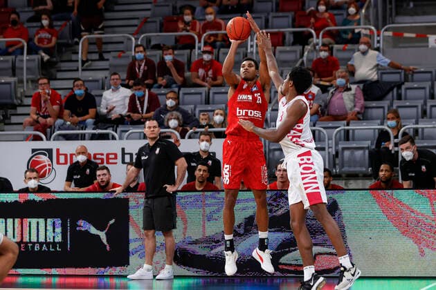 linksKenneth Ogbe (Brose Bamberg, 25) rechts 03 Tyson Ward (Telekom Baskets Bonn) Brose Bamberg - Telekom Baskets Bonn - easyCredit-BBL - Basketball Bundesliga - Basketball Saison 2021 22 Testspiel Vorbereitungsspiel, 01.09.2021 Bamberg, Brose Arena Copyright: DanielxLöb