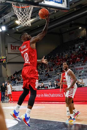 links Derek Cooke Jr. (Brose Bamberg, 10) rechts 04 Justin Gorham (Telekom Baskets Bonn) Brose Bamberg - Telekom Baskets Bonn - easyCredit-BBL - Basketball Bundesliga - Basketball Saison 2021 22 Testspiel Vorbereitungsspiel, 01.09.2021 Bamberg, Brose Arena Copyright: DanielxLöb