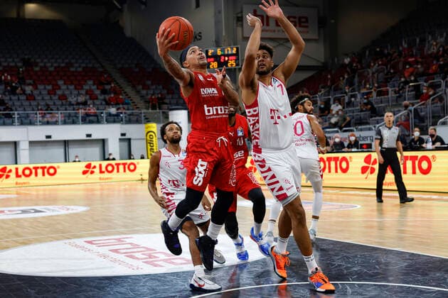 links Justin Robinson (Brose Bamberg, 12) rechts 07 Mark Mboya Kotieno (Telekom Baskets Bonn) Brose Bamberg - Telekom Baskets Bonn - easyCredit-BBL - Basketball Bundesliga - Basketball Saison 2021 22 Testspiel Vorbereitungsspiel, 01.09.2021 Bamberg, Brose Arena Copyright: DanielxLöb