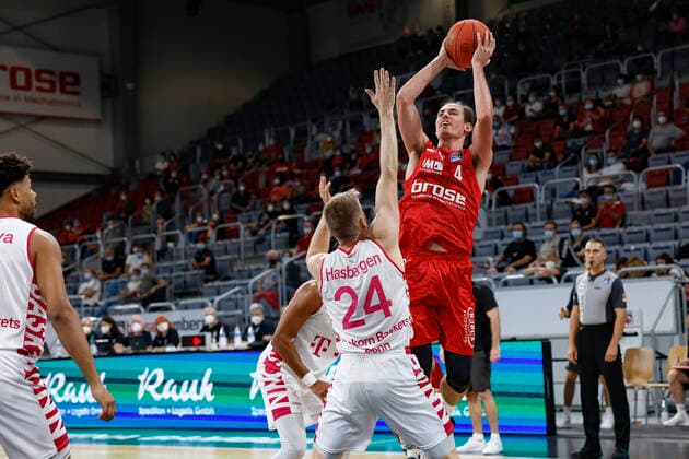 rechts Omar Prewitt (Brose Bamberg, 04) links 24 Tim Hasbargen (Telekom Baskets Bonn) Brose Bamberg - Telekom Baskets Bonn - easyCredit-BBL - Basketball Bundesliga - Basketball Saison 2021 22 Testspiel Vorbereitungsspiel, 01.09.2021 Bamberg, Brose Arena Copyright: DanielxLöb