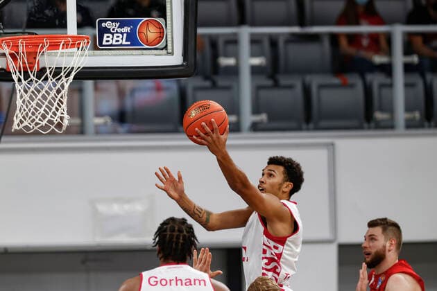 links 03 Tyson Ward (Telekom Baskets Bonn) rechts Martinas Geben (Brose Bamberg, 22) Brose Bamberg - Telekom Baskets Bonn - easyCredit-BBL - Basketball Bundesliga - Basketball Saison 2021 22 Testspiel Vorbereitungsspiel, 01.09.2021 Bamberg, Brose Arena Copyright: DanielxLöb