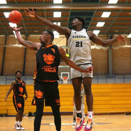 Sport Bilder des Tages BAU 01.09.2021 Ludwigsburg Basketball MHP Riesen Ludwigsburg vs. Wiha Panthers Schwenningen, v.l. Quatarrius Wilson (Schwenningen), Ugbo (MHP)